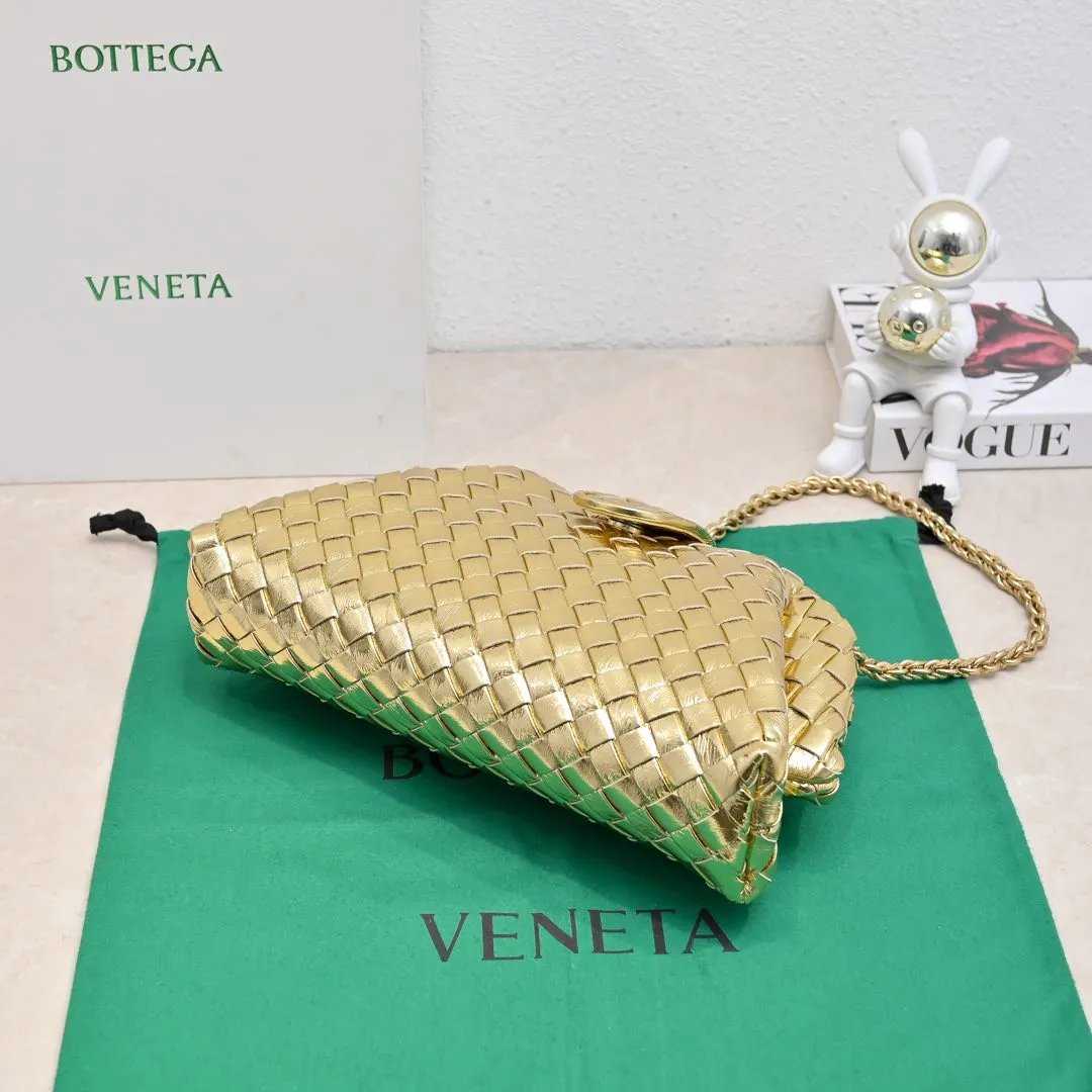 Batch 2260 Bitters Venetia 2024 summer series brings Lauren 1980 handbags back to the public eye. The design of the bag is inspired by ancient Roman architecture. It uses the brand's iconic Intrecciato lambskin woven bag body with a hard frame. No logo can be seen on the whole bag. It is equipped with a leather woven metal chain. When using it as a clutch, just put the chain directly in the bag ~ showing an elegant and timeless style. Decades later, when Lauren Hutton once again walked on the Bottega Venetia spring and summer show with this bag, the charm of the year still remains intact despite the passage of time. Size: 31.5*16.5*11 Style No.: 5807
